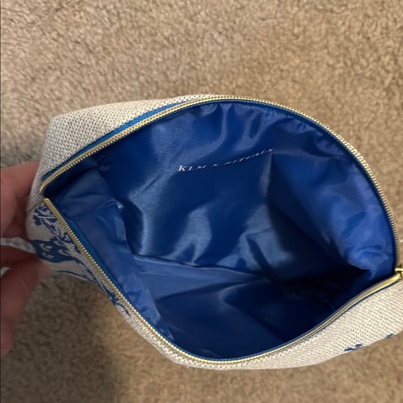 KLM Airlines First Class Floral Blue and Cream Travel Bag - Picture 4 of 6